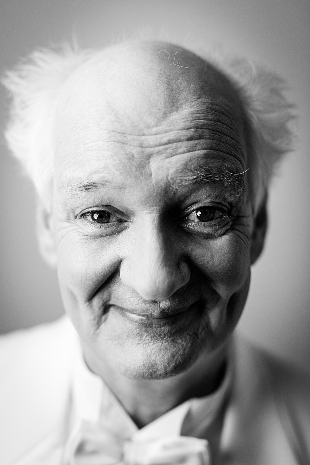 B&W editorial portrait of Improv performer Colin Mochrie in a white tuxedo by Andy Batt